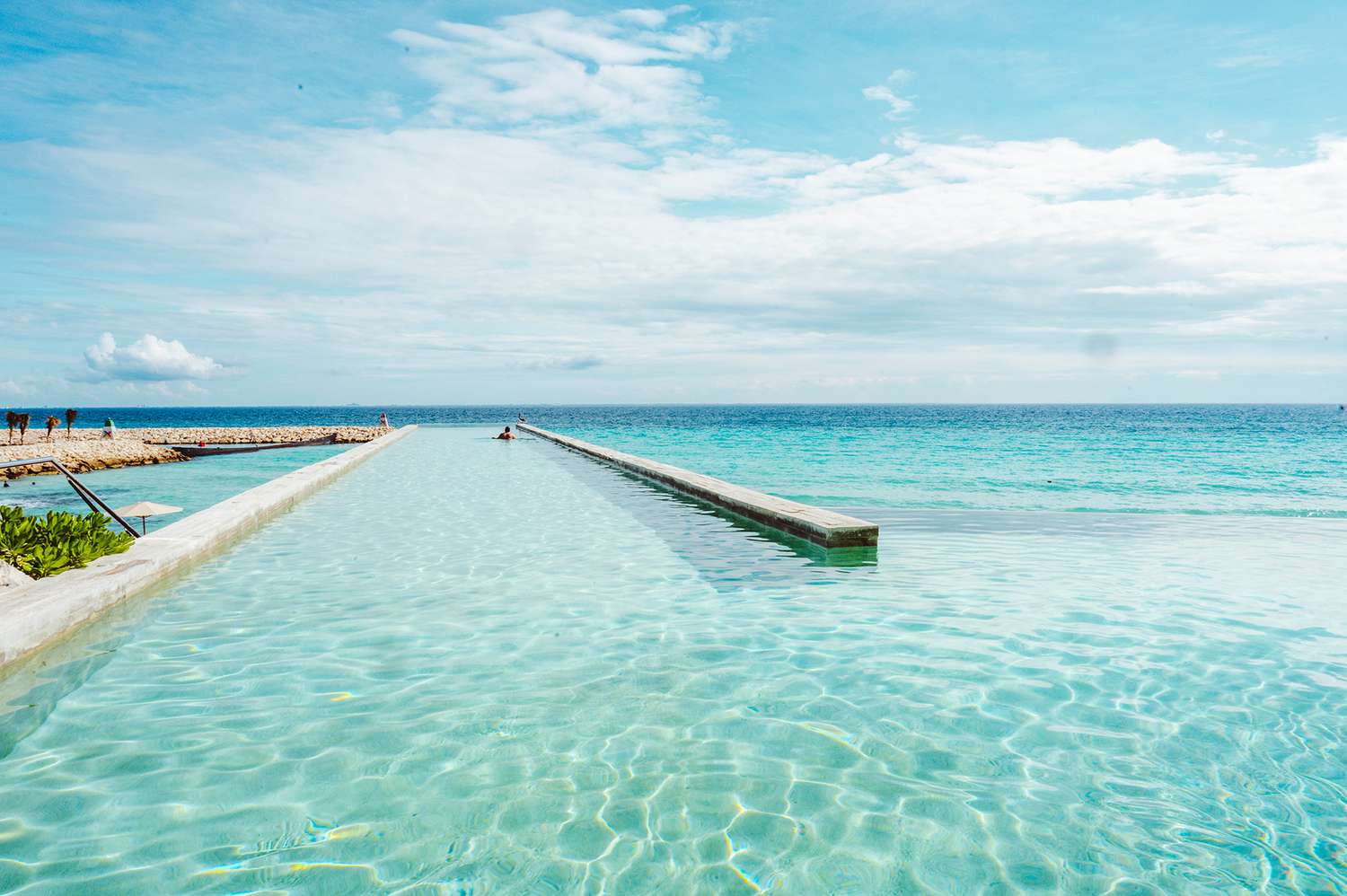 Infinity pool at La Casa de la Playa 
